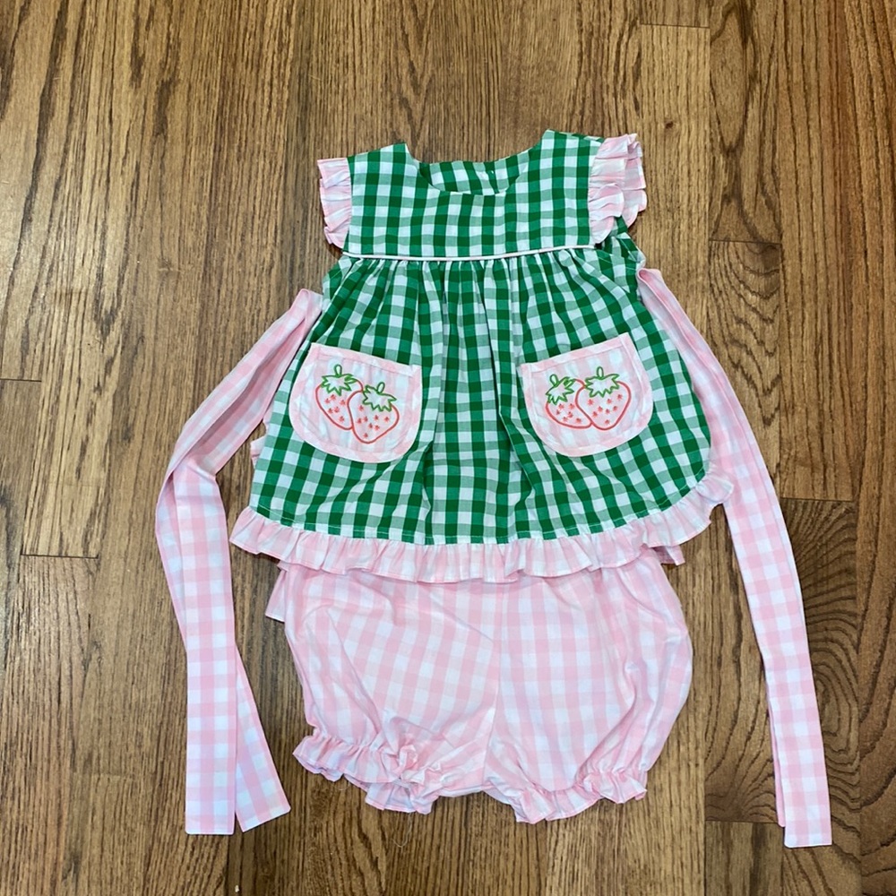 Shrimp & Grits Kids strawberry set. Size 18M. Excellent condition